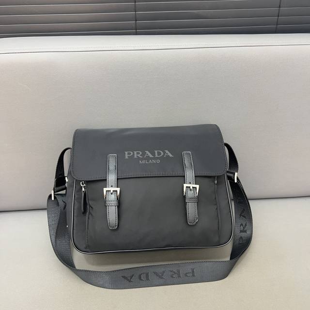 Prada 普拉达 尼龙布翻盖邮差包单肩包 男士斜挎包 采用精湛镶嵌细工，经典百搭 实物拍摄 原厂原版面料 配送防尘袋 30 X 24 Cm