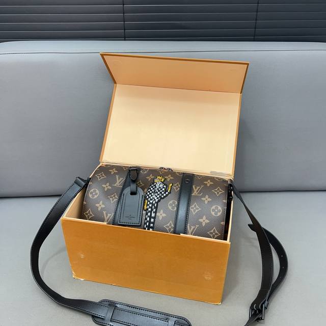 Louisvuitton 路易威登 City Keepall 手袋 圆筒包 单肩包 情侣款斜挎包 Zoooom With Friend系列 采用精湛镶嵌细工，实