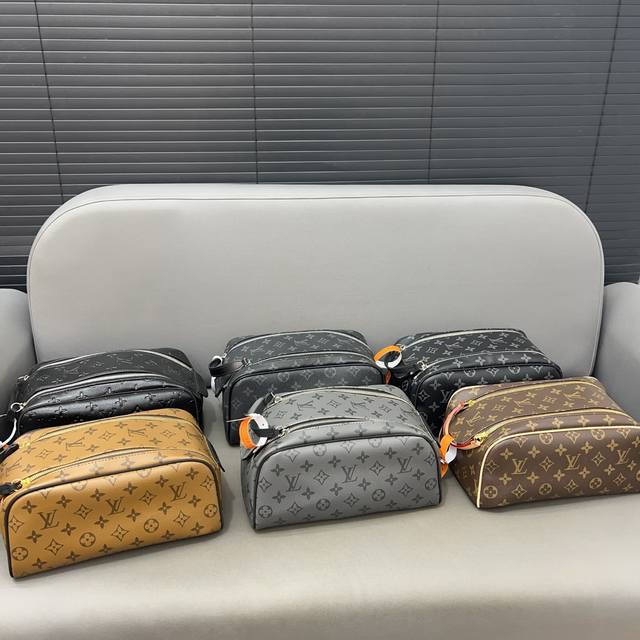 Louisvuitton 路易威登 Dopp二合一洗漱包 变色皮化妆包 手拿包 采用精湛镶嵌细工，实物拍摄 原厂原版面料 配送防尘袋 折叠礼盒 15 X 28