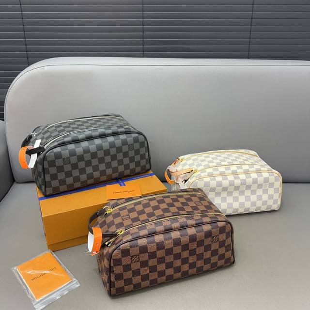 Louisvuitton 路易威登 Dopp二合一洗漱包 变色皮化妆包 手拿包 采用精湛镶嵌细工，实物拍摄 原厂原版面料 配送防尘袋 折叠礼盒 15 X 28 - 点击图像关闭