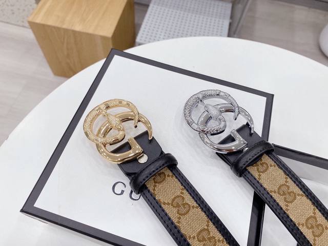 P Gucci 男女通用款 古奇新款互扣式g带扣深受品牌辉煌的70年代经典设计所影响，得以重新诠释。安放于织纹纯皮腰带之上。正品一致的吊牌全套包装 配纸袋 礼品