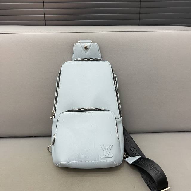 Louisvuitton 路易威登 Avenue系列胸包 斜挎包 男女通用单肩包 采用精湛镶嵌细工，经典百搭 实物拍摄 原厂原版面料 配送防尘袋 32 X 21