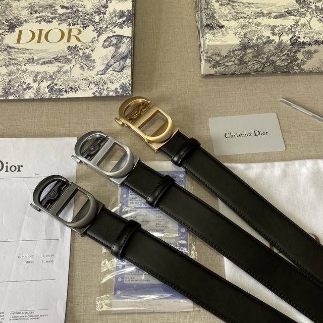 品牌：迪奥dior 等级：双面头层牛皮.。 油边精致、官网同步新款 配专柜全套包装 扣头：新款广州原版扣不褪色 长度：90 125Cm 规格 颜色：黑色