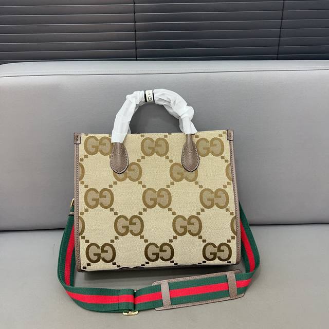 Gucci 古奇 饰超级双g托特包 手提包 斜挎公文包 采用精湛镶嵌细工，经典百搭 实物拍摄 原厂原版面料 配防尘袋 31 X 26 Cm。