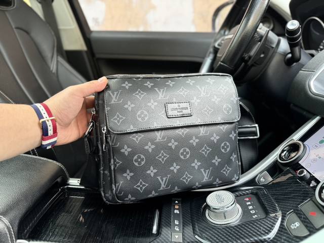 高端货 新款 “ Louis Vuitton ”Lv邮差包 路易威登 进口配牛皮面料retro 老花logo 皮革徽标。高清五金logo标志、内里隔层！专用内里