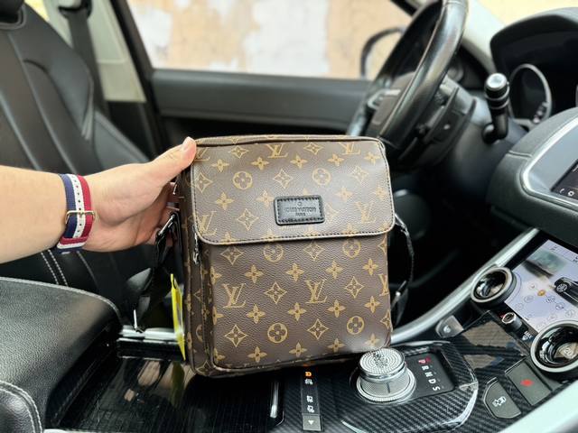 高端货 新款 “ Louis Vuitton ”Lv单肩包 路易威登 进口配牛皮面料retro 老花logo 皮革徽标。高清五金logo标志、内里隔层！专用内里