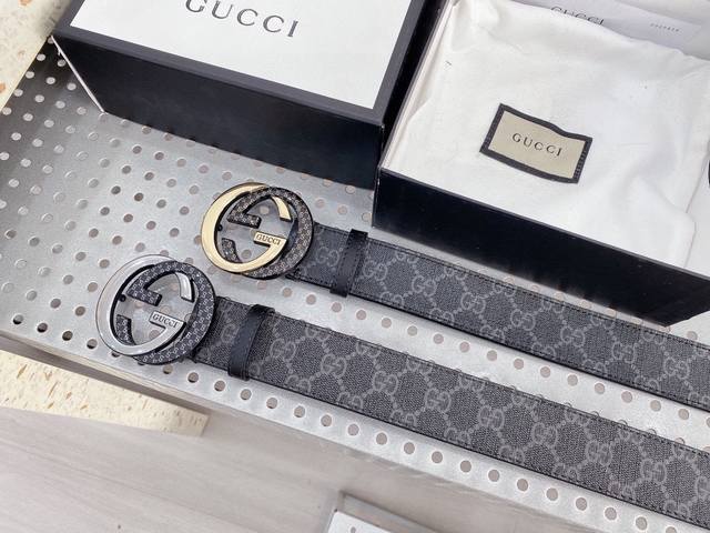 P Gucci 双面可用 古奇新款互扣式g带扣深受品牌辉煌的70年代经典设计所影响，得以重新诠释。安放于织纹纯皮腰带之上。正品一致的吊牌全套包装 配纸袋 礼品盒