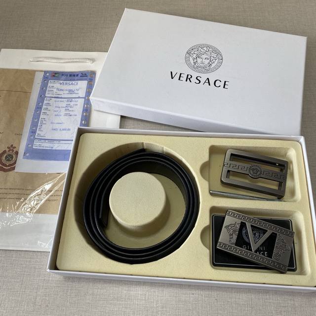 Versace精品款 ☆双扣礼盒套装 含礼盒 专柜有售 范思哲专柜在售正品 此款采用头层牛皮制作 走线油边细致 正品开模 搭配广州原版扣经久耐用、3.8Cm规格