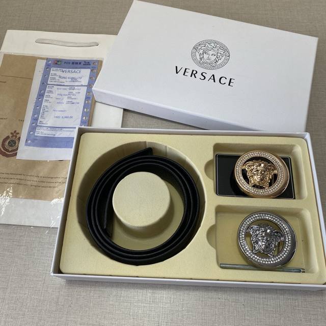 Versace精品款 ☆双扣礼盒套装 含礼盒 专柜有售 范思哲专柜在售正品 此款采用头层牛皮制作 走线油边细致 正品开模 搭配广州原版扣经久耐用、3.8Cm规格