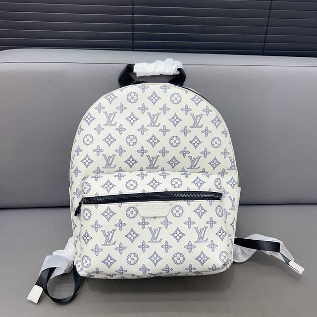 Louisvuitton 路易威登 Discovery 压花双肩包 大容量背包 男女通用 采用精湛镶嵌细工，经典百搭 实物拍摄 原厂原版面料 配送防尘袋 40