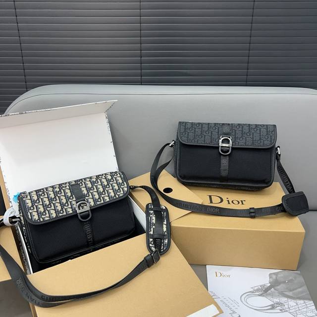 Dior 迪奥 Dior8系列 男士翻盖单肩马 邮差包男女通用 明星单品 采用精湛镶嵌细工，经典百搭 实物拍摄 原厂原版面料 配送防尘袋 18 X 25 Cm。