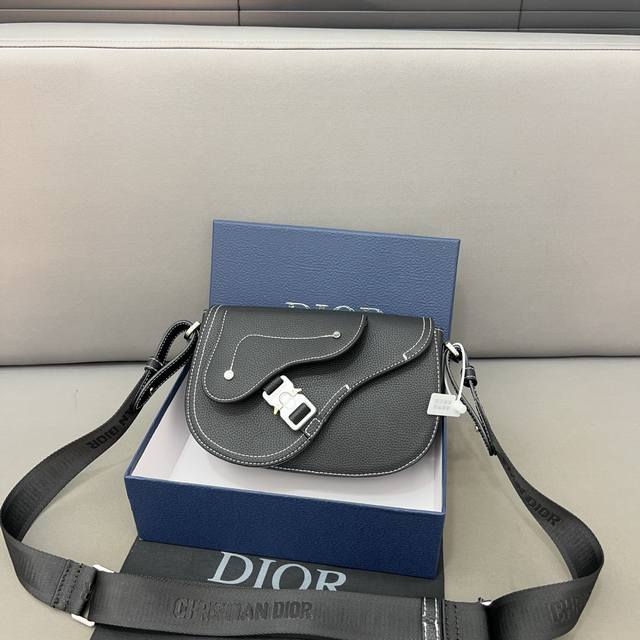 Dior 迪奥 男士翻盖单肩马鞍包黑色帆布配皮长肩带便携 男女通用 明星单品 采用精湛镶嵌细工，经典百搭 实物拍摄 原厂原版面料 配送防尘袋 18 X 24Cm