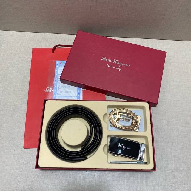 菲拉格慕ferragamo精品款 ☆双扣礼盒套装 含礼盒 专柜有售 菲拉格慕专柜在售正品 此款采用双面头层牛皮制作 油边细致、长度剪裁。正品开模 搭配广州原版扣