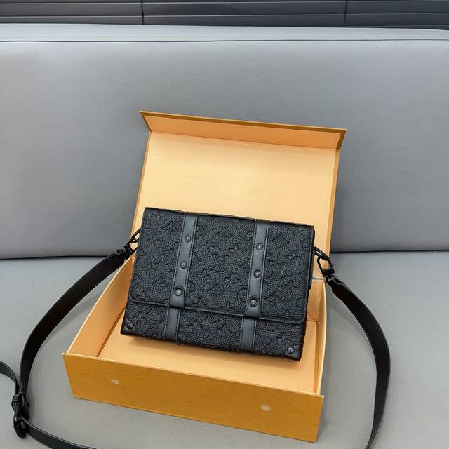 Louisvuitton 路易威登 Trunk印花邮差包 斜挎单肩包 采用原厂材质 高品质 配送防尘袋 折叠礼盒 18 X 24 Cm。