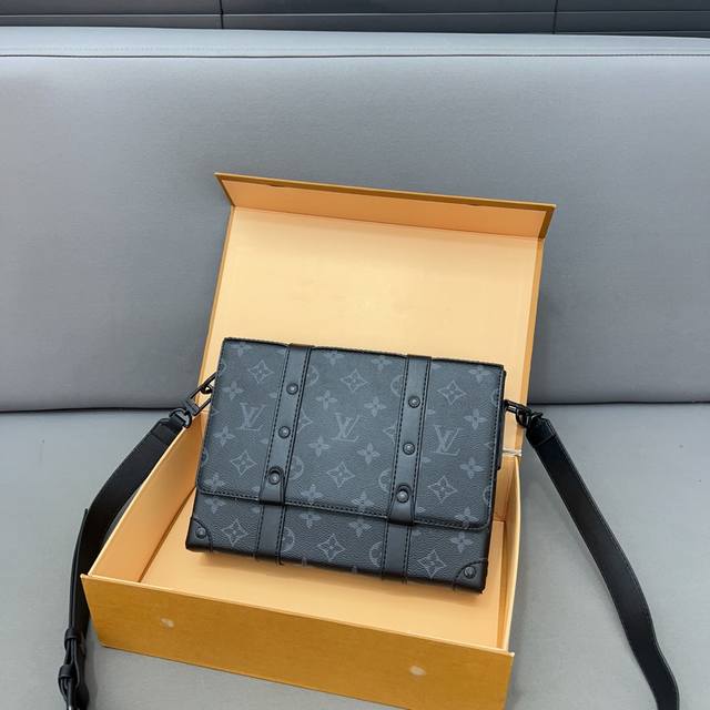 Louisvuitton 路易威登 Trunk印花邮差包 斜挎单肩包 采用原厂材质 高品质 配送防尘袋 折叠礼盒 18 X 24 Cm。