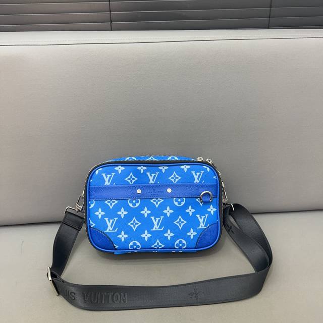 Louisvuitton 路易威登 Alpha单肩斜挎包 采用精湛镶嵌细工，经典百搭 实物拍摄 原厂原版面料 飞机礼盒 23 X 16Cm。