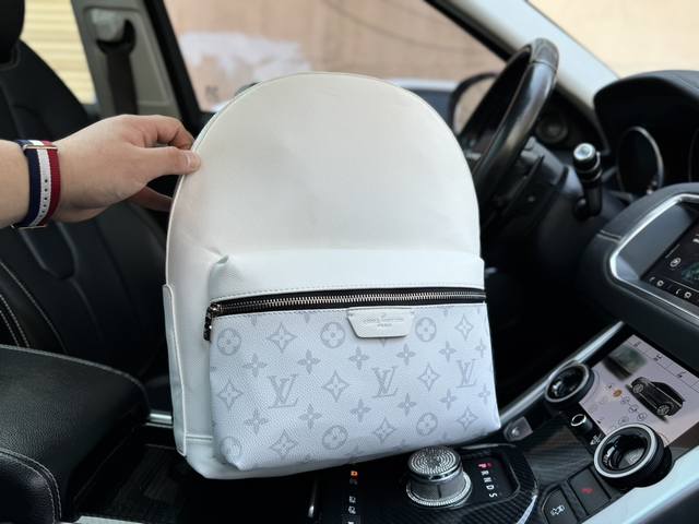 高端货 新款 “Louis Vuitton”双肩包 路易威登 Discovery 经典浮雕logo花纹 涂层帆布拼 牛皮革饰边 书包背包双肩包 中号 男款白色。 - 点击图像关闭