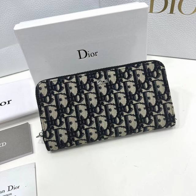 Dior 0198颜色 黑色尺寸 19.5*10.5*3 Dior专柜最新款！Dior长款拉链钱包oblique 印花正面饰有“Dior＂徽标，搭配头层牛皮，容 - 点击图像关闭