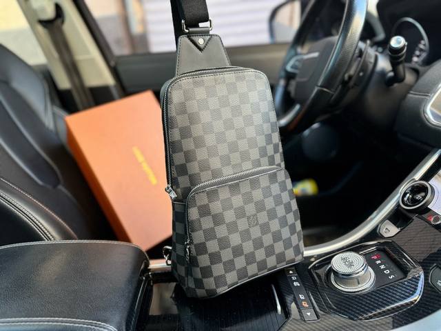 高端货 新款 “Louis Vuitton”Lv胸包 N41719Avenve 单肩包 此款 Damier Graphite 帆布面料的 Avenue 单肩包是