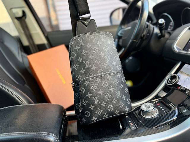 高端货 新款 “Louis Vuitton”Lv胸包 N41719Avenve 单肩包 此款 Damier Graphite 帆布面料的 Avenue 单肩包是