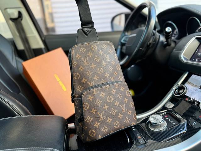 高端货 新款 “Louis Vuitton”Lv胸包 N41719Avenve 单肩包 此款 Damier Graphite 帆布面料的 Avenue 单肩包是