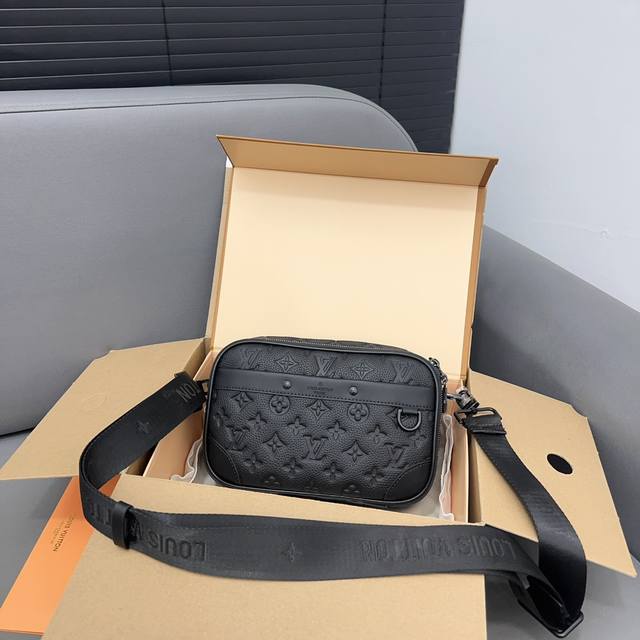 Louisvuitton 路易威登 Alpha 牛皮单肩斜挎包 采用精湛镶嵌细工，经典百搭 实物拍摄 原厂原版面料 飞机礼盒 23 X 16Cm。