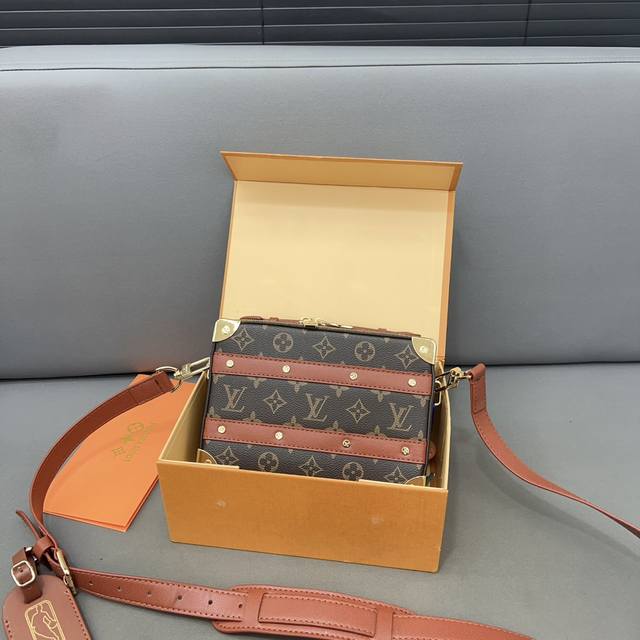 Louisvuitton 路易威登 Nba联名handle Trunk 手袋 邮差包 斜挎包 采用原厂工艺面料 高端货附带礼盒 规格:22.15Cm