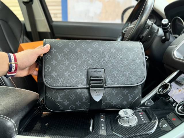 高端货 新款 “ Louis Vuitton ”Lv邮差包 路易威登单肩包 M46328 Louis Vuitton Archy 系列 老花满印可调节肩带磁性翻