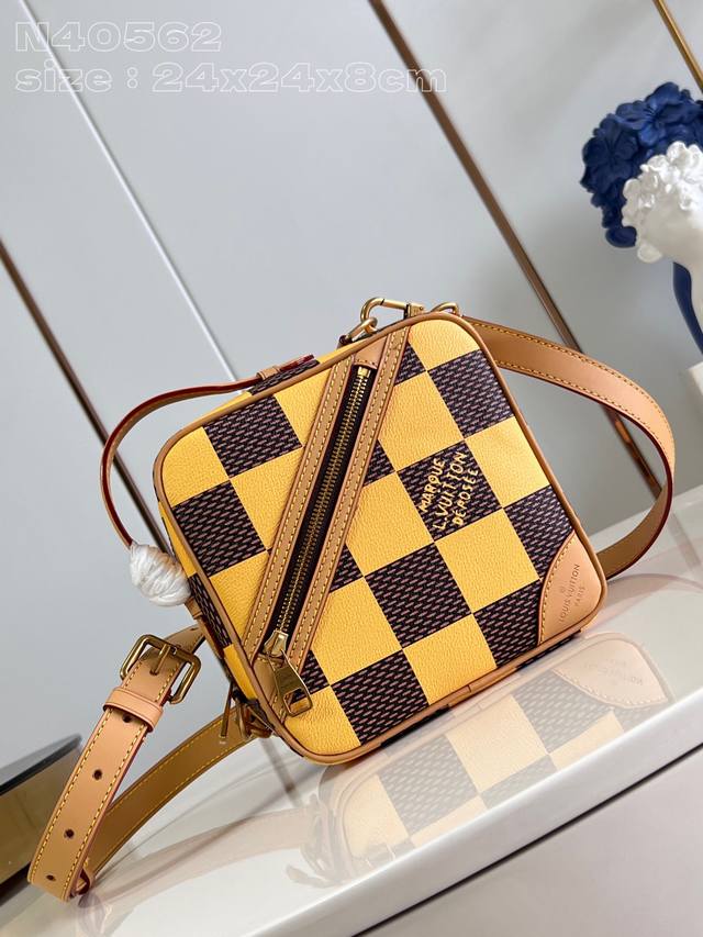 独家实拍 N40562黄 本款 Chess 邮差包承袭品牌经典 Damier 格纹，以创意总监 Pharrell Williams 打造的 Damier Pop