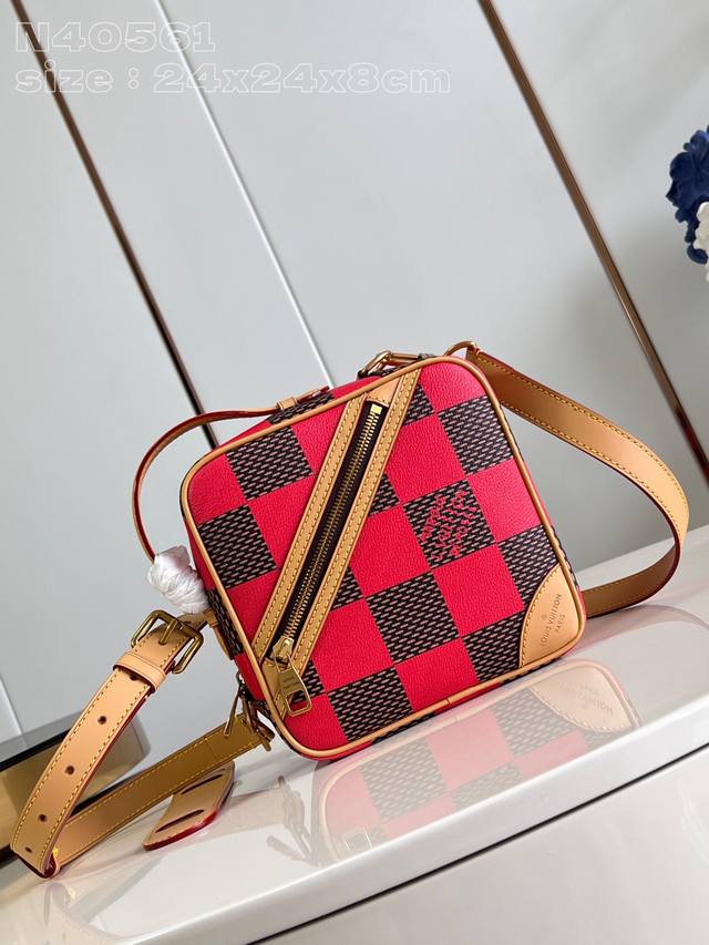 独家实拍 N40561红 本款 Chess 邮差包承袭品牌经典 Damier 格纹，以创意总监 Pharrell Williams 打造的 Damier Pop