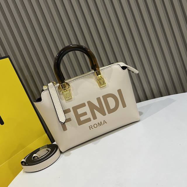 现货 FEND1全新Mini ByThe Way迷你包 包包拥有纯净简约廓形的ByTheWav结合玳瑁手柄等，有个性元素又颇为惹人怜爱的迷你，光滑小牛皮款的颜色