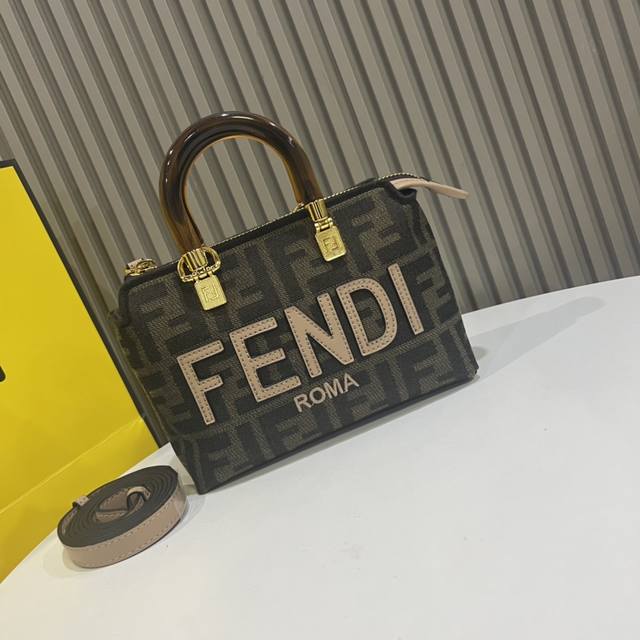 现货 FEND1全新Mini ByThe Way迷你包 包包拥有纯净简约廓形的ByTheWav结合玳瑁手柄等，有个性元素又颇为惹人怜爱的迷你，光滑小牛皮款的颜色