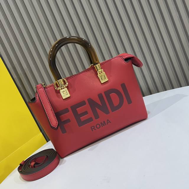 现货 FEND1全新Mini ByThe Way迷你包 包包拥有纯净简约廓形的ByTheWav结合玳瑁手柄等，有个性元素又颇为惹人怜爱的迷你，光滑小牛皮款的颜色