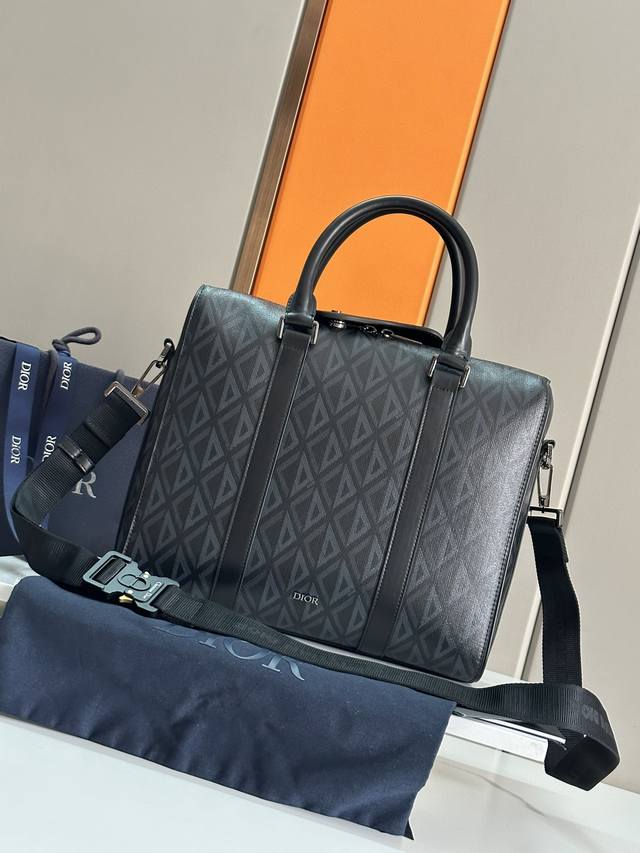 顶级原单 这款公文包是 Dior Lingot 系列的新款单品，将经典优雅与 Dior 的高订精神融为一体。结构分明，采用灰色 CD Diamond 图案帆布精