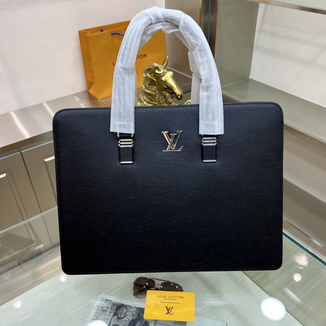 新品 ：LOUIS VUITTON 路易威登 最新款公文包，不但包型做得好，而且品质也非常精细，采用进口牛皮，容量大、款式简单大方 型号 : 1348-1 尺寸 - 点击图像关闭