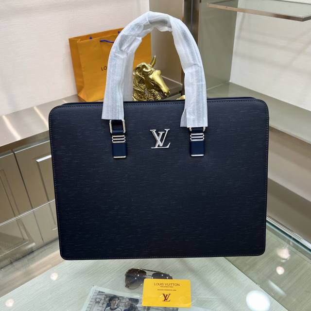 新品 ：LOUIS VUITTON 路易威登 最新款公文包，不但包型做得好，而且品质也非常精细，采用进口牛皮，容量大、款式简单大方 型号 : 1348-1 尺寸