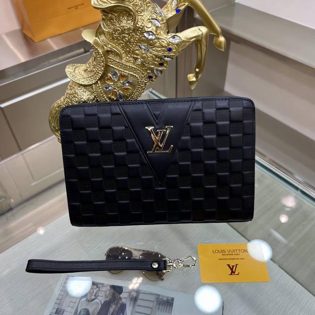 LOUIS VUITTON 路易威登 最新款手拿包。进口头层牛皮压花。原版五金。做工看细节，每一处都无比讲究，精致细腻。市场最牛货，一直坚是持高端精品出击，别说