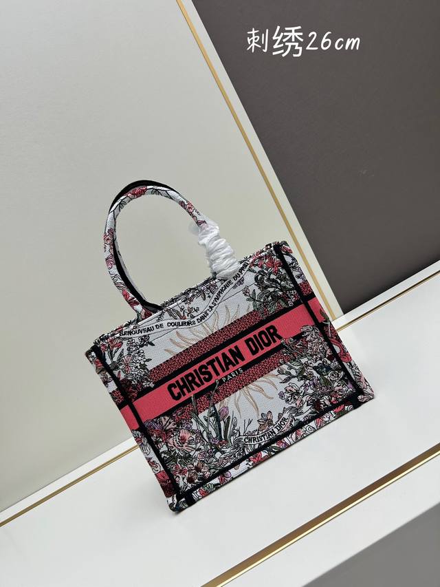 小号刺绣26.5cm BOOK TOTE 手袋这款 Book Tote 手袋由玛丽亚 嘉茜娅 蔻丽 Maria Grazia Chiuri 诠释，是体现 Dio - 点击图像关闭