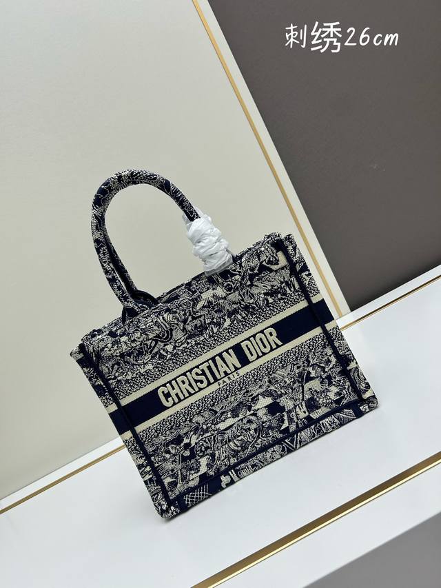 小号刺绣26.5cm BOOK TOTE 手袋这款 Book Tote 手袋由玛丽亚 嘉茜娅 蔻丽 Maria Grazia Chiuri 诠释，是体现 Dio