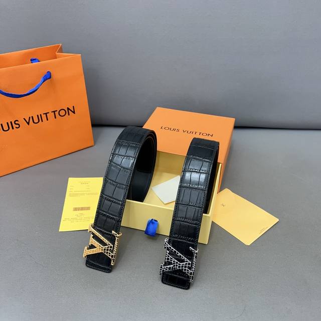 LouisVuitton 路易威登 钢扣 原单牛皮腰带 男士经典款皮带 时装搭配必备款 优质扣头 采用原厂牛皮带身 机械打孔 高品质全套包装 礼盒 礼袋 小票