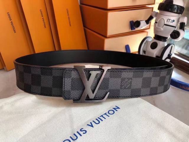 品牌:LV 路易威登 尺寸:40mm 正品尺寸 五金材质:精品纯钢扣，真空电镀，正品开版 带身材质:以天然小牛皮搭配路易威登特色设计元素LV Pyramide