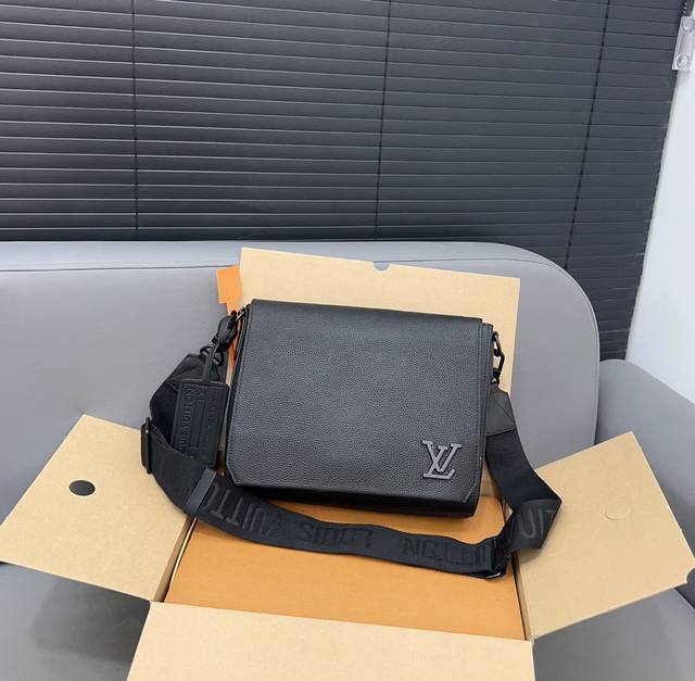 Louisvuitton 路易威登 牛皮 DISTRICT 翻盖邮差包男士斜挎包 采用精湛镶嵌细工，实物拍摄 原厂原版面料 配送防尘袋 26 x 23cm。