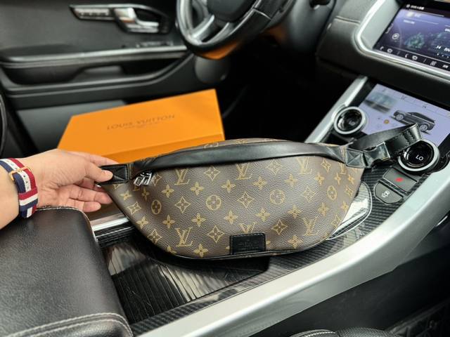 高端货 新款 “Louis Vuitton”lv胸包 M46035 DISCOVERY 路易威登腰包 Discovery 腰包属于 Gaston Labels