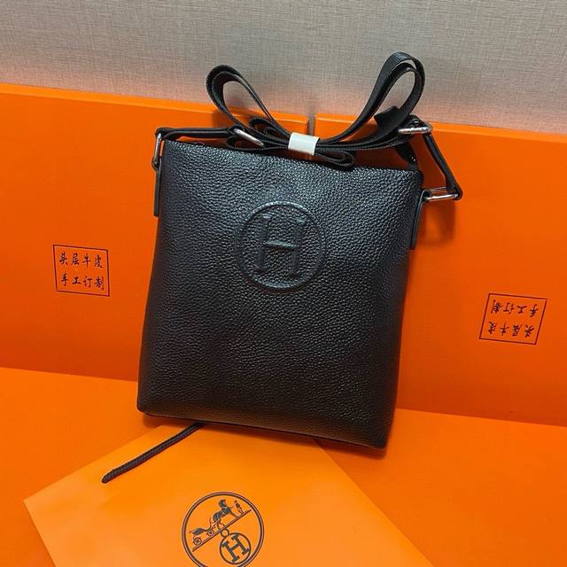 爱马仕Hermès 公文包包是很实用的选择。日常使用也是非常适合的。节日送人必备之选。男士休闲斜挎包 尺寸 爱马仕斜挎包：长20cm宽4cm高22cm