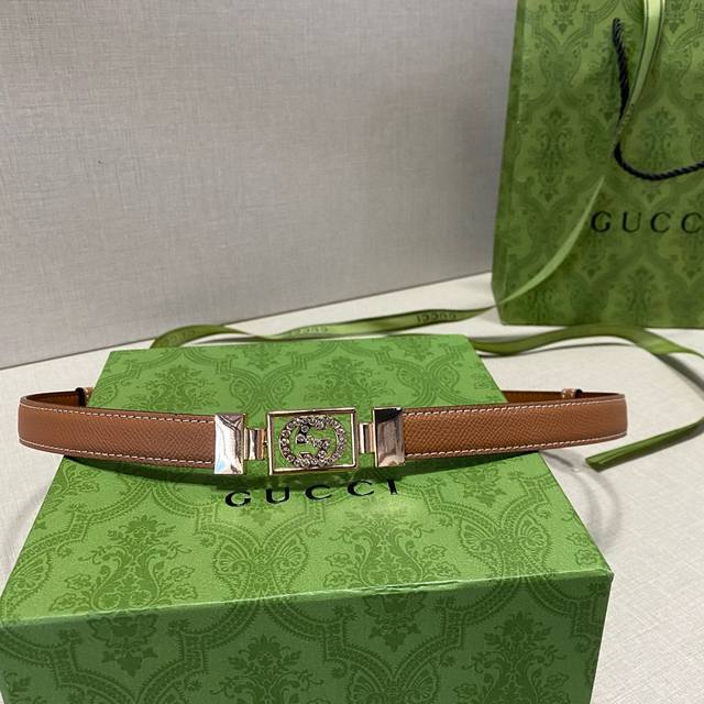 Gucci 女士皮帶，寛2cm，搭配裙子和裤子都可以，颜色也有很多选择，不错的选择，这款比较斯文，亮金双G水钻扣，长度可自行调节。