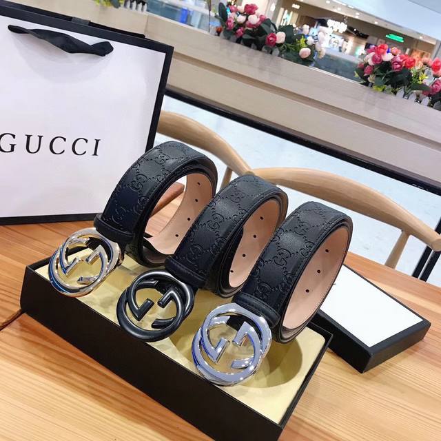 Gucci 双面可用 古奇新款互扣式G带扣深受品牌辉煌的70年代经典设计所影响，得以重新诠释。安放于织纹纯皮腰带之上。正品一致的吊牌全套包装 配纸袋 礼品盒 亲 - 点击图像关闭