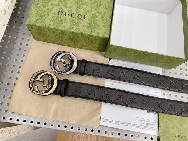 Gucci 古奇新款互扣式G带扣深受品牌辉煌的70年代经典设计所影响，得以重新诠释。安放于织纹纯皮腰带之上。纯牛皮制作 底面磨砂皮底 宽度:3.8厘米 正品一致