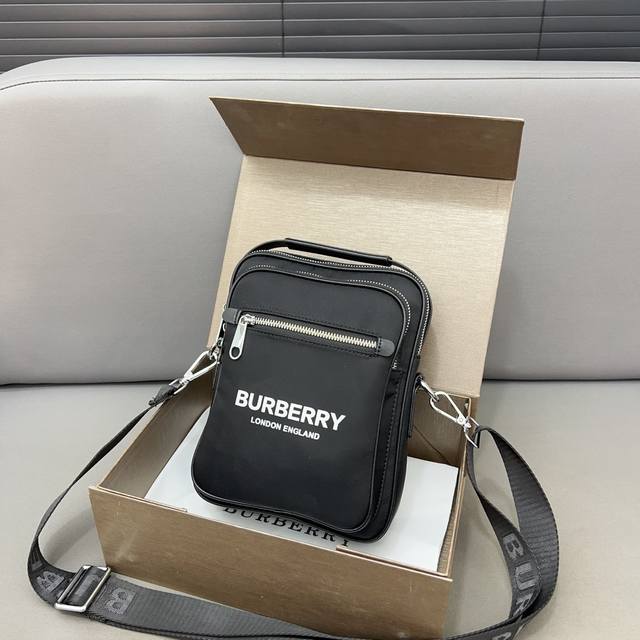 Burberry 巴宝莉 男士单肩包 男包 斜挎包 采用精湛镶嵌细工，经典百搭 实物拍摄 原厂原版面料 高端品质 配送防尘袋 礼盒 21 x 16 cm。