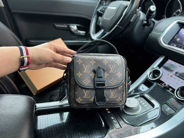 高端货 新款 “Louis Vuitton”lv单肩包 路易威登邮差包 LOUIS VUITTON QUEST 可拆卸可调节肩带 帆布拼牛皮革饰边 邮差包单肩斜 - 点击图像关闭