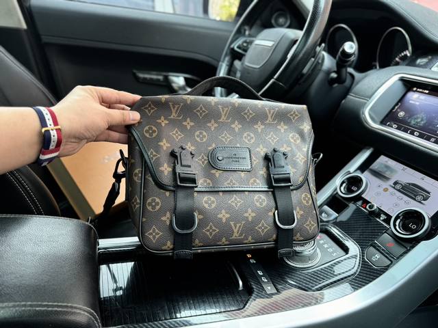 高端货 新款 “Louis Vuitton”lv邮差包 路易威登单肩包 LOUIS VUITTON LV Trail QUEST 可拆卸可调节肩带 Monogr